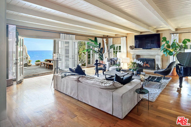 31740 Broad Beach Road, Malibu CA: https://media.crmls.org/mediaz/5c7a5097-aee7-4ccf-aa38-8d1c02392721.jpg