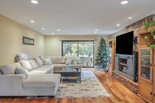 4 Harris Hill Drive, Novato CA: https://media.crmls.org/mediaz/5c7ab372-7713-411e-97ee-3025555b9d57.jpg