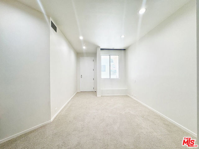 3505 Ocean Front Walk, Marina del Rey CA: https://media.crmls.org/mediaz/5c7b992f-c444-42d6-90ec-c77c65610ba9.jpg