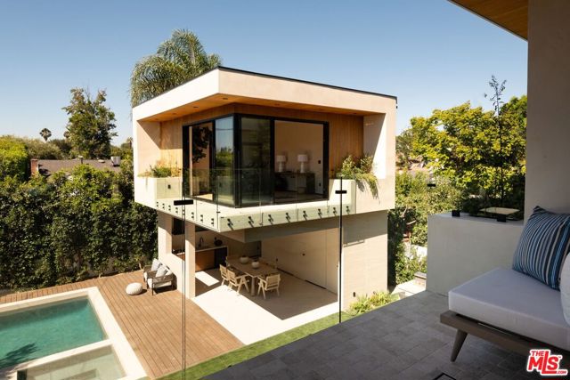 13221 Hesby Street, Sherman Oaks CA: https://media.crmls.org/mediaz/5c7ba421-e4fc-416f-be58-8b99eb0bb040.jpg