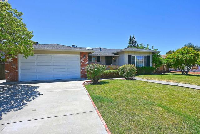 7144 Prince Dr, Dublin CA: https://media.crmls.org/mediaz/5c7bcc20-9b3e-43c2-9fb9-b80796f0464b.jpg