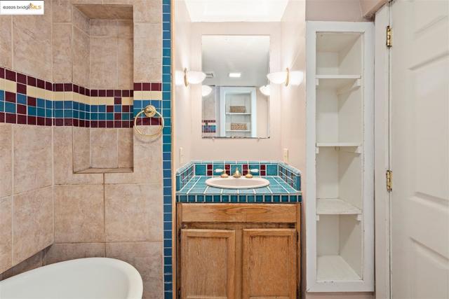 2871 Stephen Dr, Richmond CA: https://media.crmls.org/mediaz/5c7c3ce4-058d-4aba-85d6-fc214f078d73.jpg