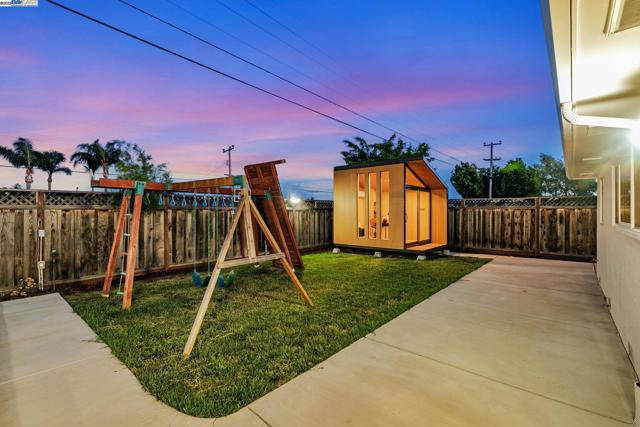 5324 Selma Ave, Fremont CA: https://media.crmls.org/mediaz/5c7c446a-974b-48a2-9d1e-a6cc65671d95.jpg