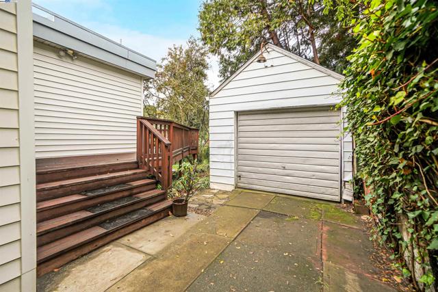 3908 Archmont Pl, Oakland CA: https://media.crmls.org/mediaz/5c7c7490-120f-474e-aae6-064bedf7d79b.jpg