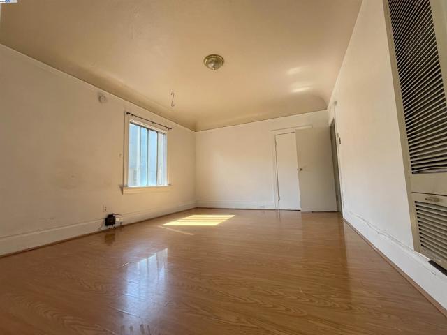 2324 9Th Ave, Oakland CA: https://media.crmls.org/mediaz/5c7c975b-d04d-4c79-a69f-03649ff864e7.jpg