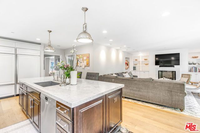 328 El Camino Drive, Beverly Hills CA: https://media.crmls.org/mediaz/5c7d689c-1f53-43a5-b88f-9bf80a0dc415.jpg