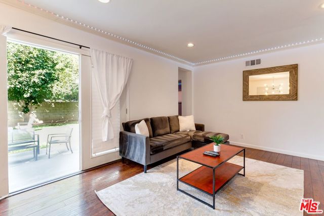 7553 GARDEN GROVE Avenue, Reseda CA: https://media.crmls.org/mediaz/5c7d7f1d-62bd-4943-aa48-c098c2afefac.jpg