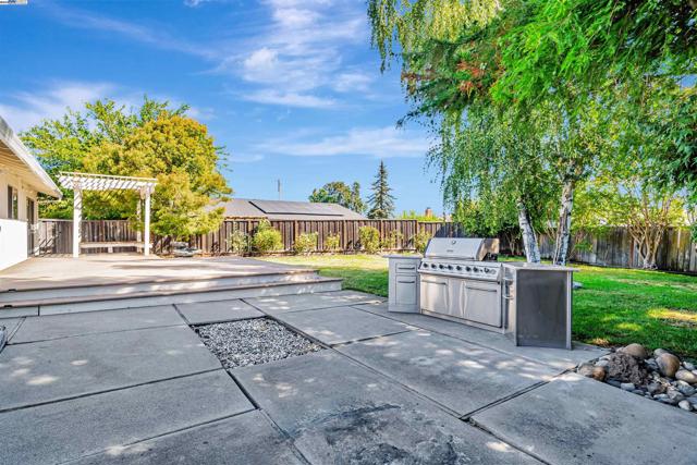 9694 Ashby way, San Ramon CA: https://media.crmls.org/mediaz/5c7dea8b-e7de-4cc5-890e-e25bfd118609.jpg
