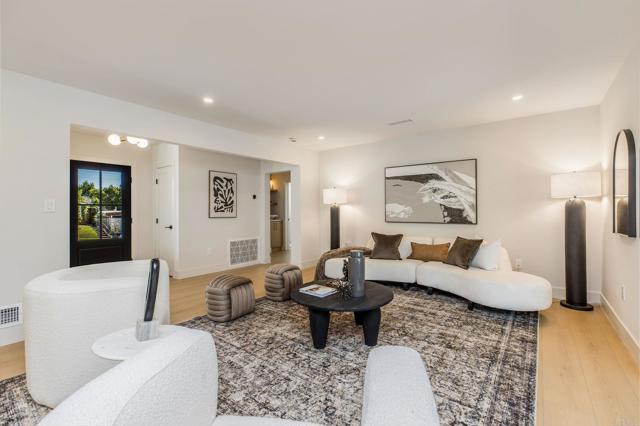 Detail Gallery Image 5 of 28 For 5511 S Corning Ave, Ladera Heights,  CA 90056 - 3 Beds | 2/1 Baths