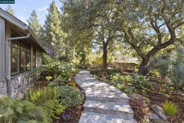 350 Pine Creek Rd, Walnut Creek CA: https://media.crmls.org/mediaz/5c7e2fce-d187-4c21-86f2-3ea3a41800af.jpg