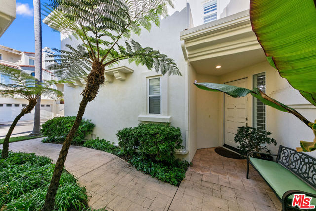 6477 Zuma View Place, Malibu CA: https://media.crmls.org/mediaz/5c7e5cda-6e73-4560-93a2-77f3aa758970.jpg