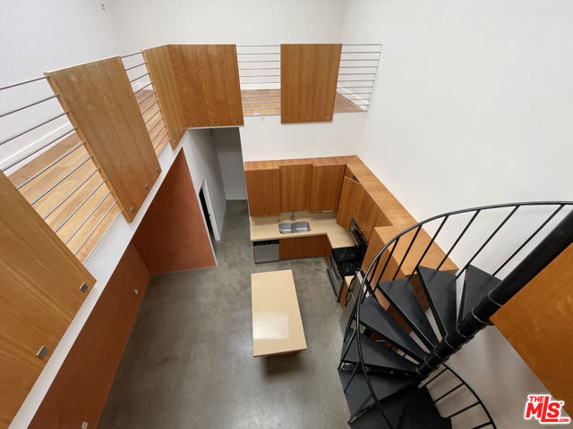 555 Rose Avenue, Venice CA: https://media.crmls.org/mediaz/5c7f5eb9-3db9-47cf-a846-6bc90d3ca5d8.jpg
