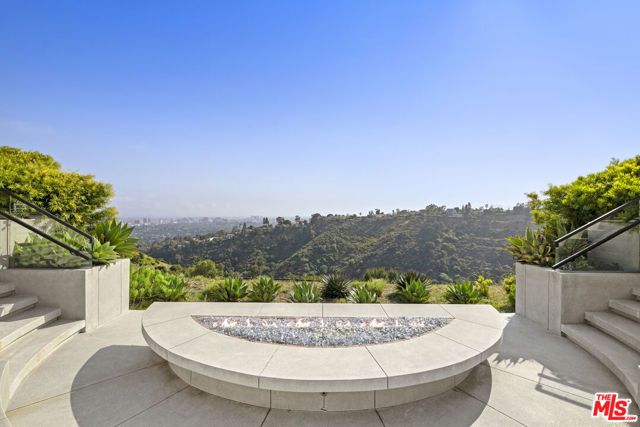 1731 Summitridge Drive, Beverly Hills CA: https://media.crmls.org/mediaz/5c810dbe-bb42-4324-a5ba-3994b43e5f8e.jpg