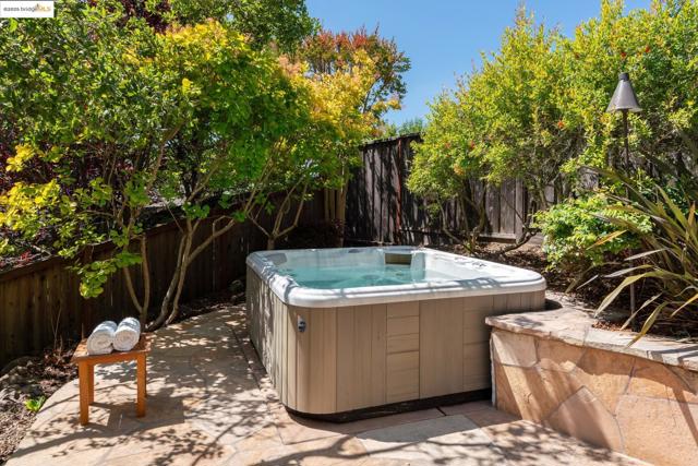 16032 Broadway Ter, Oakland CA: https://media.crmls.org/mediaz/5c8162f8-3c4d-488e-ae8c-b0d47d79852b.jpg