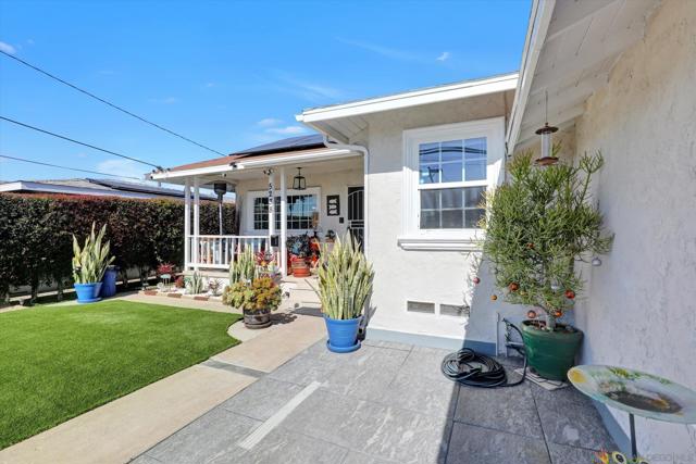 5238 Cervantes Ave, San Diego CA: https://media.crmls.org/mediaz/5c83fa48-b435-455d-9fd1-d4492ccc66e2.jpg