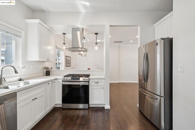 557 33Rd St, Oakland CA: https://media.crmls.org/mediaz/5c843102-9a4c-453d-b0ba-5352264f0f5f.jpg