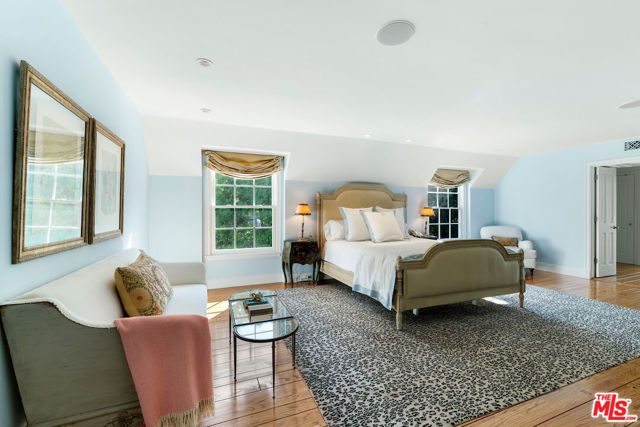 615 Trenton Drive, Beverly Hills CA: https://media.crmls.org/mediaz/5c851875-3a90-406d-9bab-319c3d5bac51.jpg