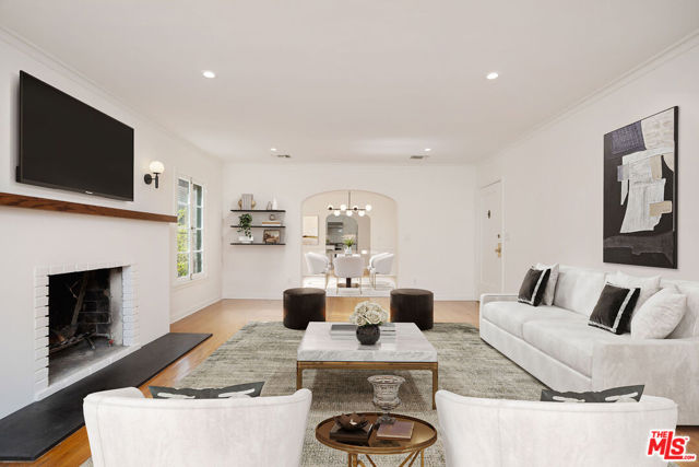 135 N Orange Drive, Los Angeles CA: https://media.crmls.org/mediaz/5c853371-b9fc-4e4b-9010-b15251f9461d.jpg