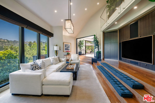 3000 Cornwall Drive, Glendale CA: https://media.crmls.org/mediaz/5c859903-81e0-41bd-bb04-9c372b1a924d.jpg