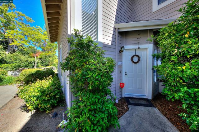 310 Boatswain Ct, Hercules CA: https://media.crmls.org/mediaz/5c866a54-a3fd-4c33-b02d-01ccc6c6958a.jpg