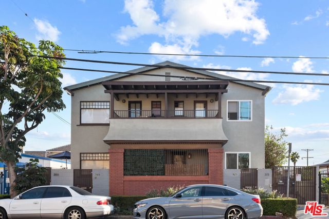 3166 San Marino Street, Los Angeles CA: https://media.crmls.org/mediaz/5c873a4e-f4ac-49e5-9b67-c00bf70461fe.jpg