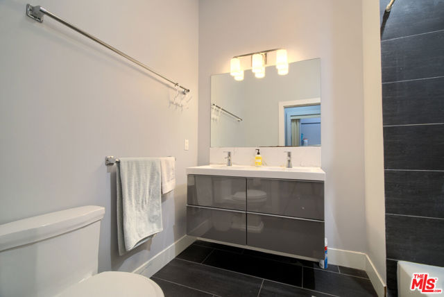 6831 6831 1/2 Hinds Avenue, North Hollywood CA: https://media.crmls.org/mediaz/5c87889f-5ef3-4074-9287-041bf3baa5aa.jpg