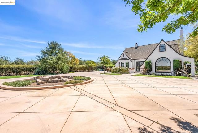 11081 BRENTWOOD BLVD., Brentwood CA: https://media.crmls.org/mediaz/5c88325e-c61e-4f14-8c44-044d037ed517.jpg