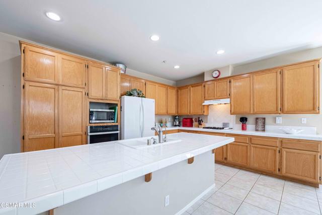 1633 Lola Way, Oxnard CA: https://media.crmls.org/mediaz/5c883d4d-18c5-4558-80b1-ab697d69d10d.jpg
