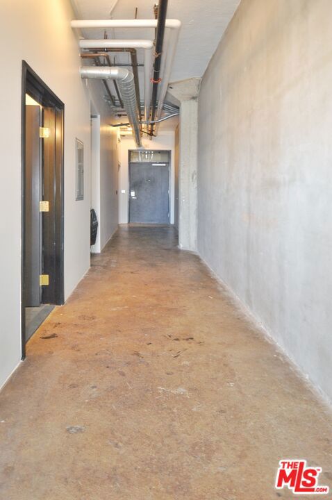 315 E 8th Street, Los Angeles CA: https://media.crmls.org/mediaz/5c885f34-9b55-4a1e-9ea2-49321cc0a177.jpg