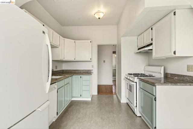 Image 22 of 41 For 848 Stannage Ave 11