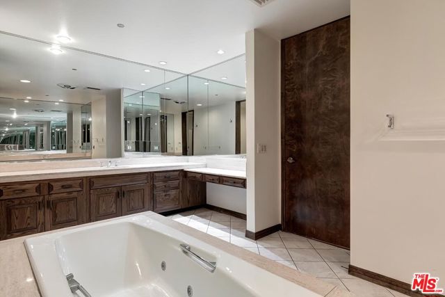 300 N Swall Drive, Beverly Hills CA: https://media.crmls.org/mediaz/5c88b2fa-fef9-4e80-9a3d-deba57e85451.jpg