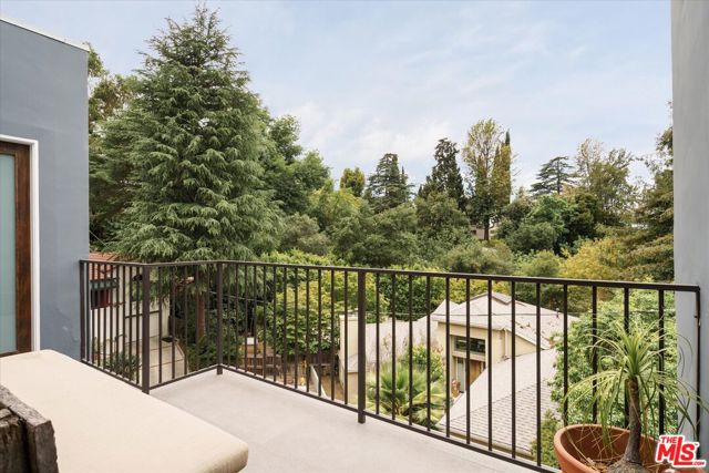 11372 Brill Drive, Studio City CA: https://media.crmls.org/mediaz/5c88b951-4e8b-42da-bc72-95769023dfe9.jpg