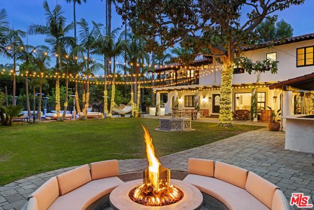 9451 Sunset Boulevard, Beverly Hills CA: https://media.crmls.org/mediaz/5c88f128-f2ad-488c-8c37-ade6268239fc.jpg