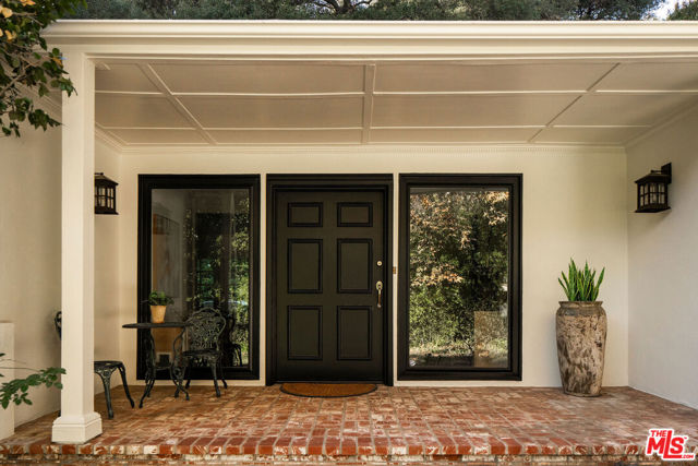 2533 Benedict Canyon Drive, Beverly Hills CA: https://media.crmls.org/mediaz/5c89b8e9-43af-49cc-86a8-efb2b3e9d108.jpg