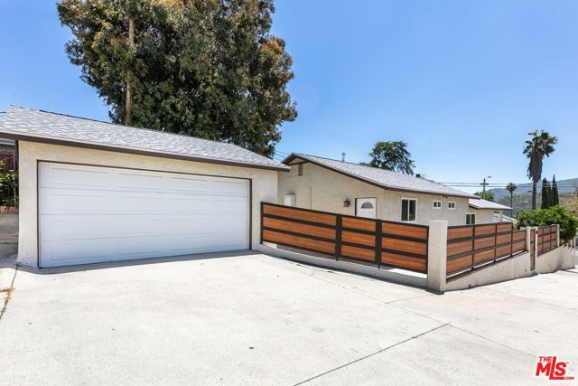 7001 Beckett Street, Tujunga CA: https://media.crmls.org/mediaz/5c8ad819-494d-42e3-8261-23f21de64302.jpg