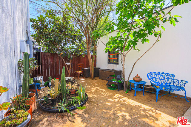 132 N Avenue 57, Los Angeles CA: https://media.crmls.org/mediaz/5c8b3da5-8ba7-40c3-918d-f60bb604fdee.jpg