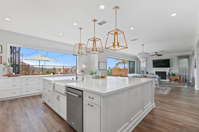 4719 Crespi Ct, Carlsbad CA: https://media.crmls.org/mediaz/5c8b7e7a-1a87-49ab-bb65-c10c438e7b1e.jpg