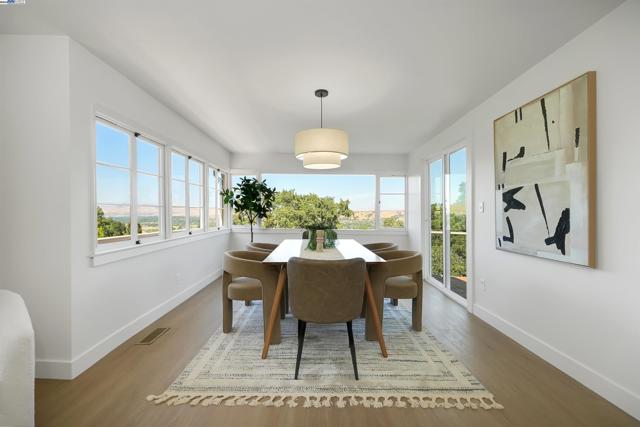 102 Castlewood Dr, Pleasanton CA: https://media.crmls.org/mediaz/5c8ba010-7abc-4c4e-9338-e1b3312ee5fa.jpg