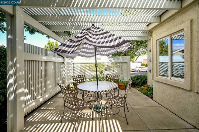95 Goldspur Way, Brentwood CA: https://media.crmls.org/mediaz/5c8c5f58-7145-442d-a191-ad90d39ad30e.jpg