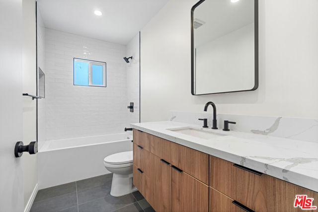 705 6th Avenue, Venice CA: https://media.crmls.org/mediaz/5c8d57e6-4127-4408-b234-cc69946e015c.jpg