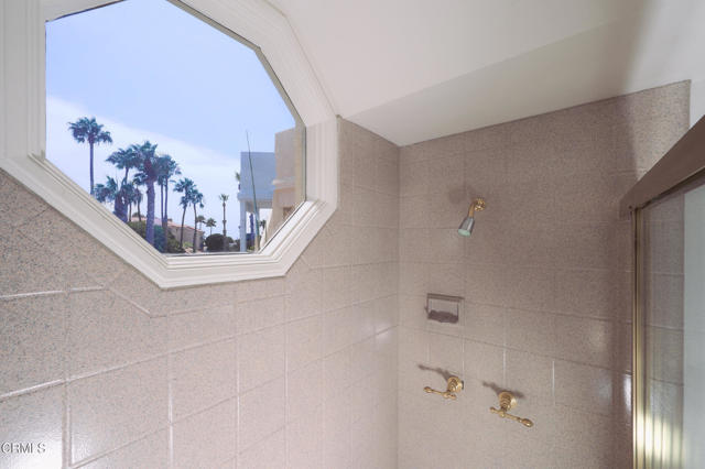 4229 Harbour Island Lane, Oxnard CA: https://media.crmls.org/mediaz/5c8dd593-8713-4726-9492-a3cd6be56e1c.jpg