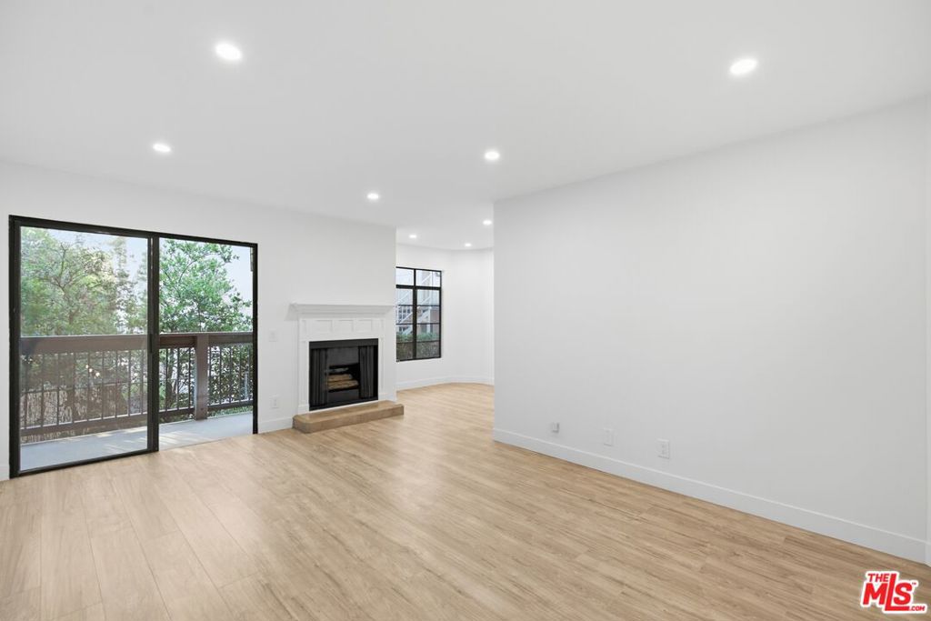 13025 Moorpark Street #106