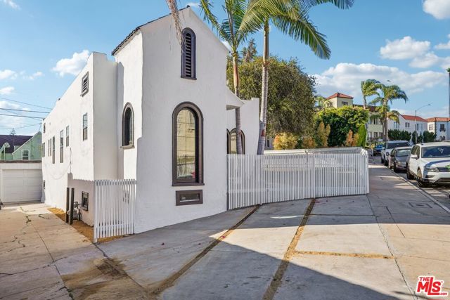 2353 Lucerne Avenue, Los Angeles CA: https://media.crmls.org/mediaz/5c8ebbf6-c14c-4c28-9eee-4c80972dd201.jpg