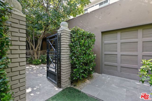 9053 Elevado Street, West Hollywood CA: https://media.crmls.org/mediaz/5c8f09c5-a309-4627-a51f-16c3bae7cc9b.jpg
