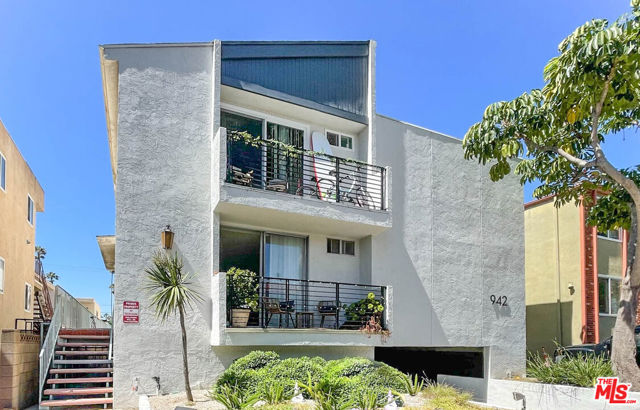 942 7th Street, Santa Monica CA: https://media.crmls.org/mediaz/5c8f7ea9-da91-41aa-be9f-5b767ab64440.jpg