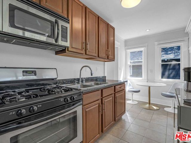 7024 De Longpre Avenue, Los Angeles CA: https://media.crmls.org/mediaz/5c90f49a-53d8-4cef-ae98-cb63078f1156.jpg