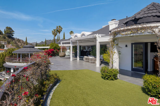 1601 Bel Air Road, Los Angeles CA: https://media.crmls.org/mediaz/5c9125ce-8867-493b-a33f-63ca1ce5ac05.jpg