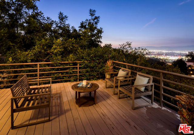 7265 Caverna Drive, Los Angeles CA: https://media.crmls.org/mediaz/5c913936-af7d-427d-bd9e-0fe091deba7d.jpg