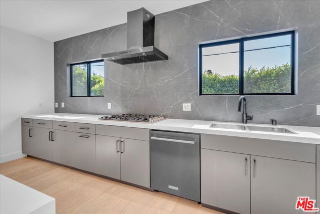 5456 Hazeltine Avenue, Sherman Oaks CA: https://media.crmls.org/mediaz/5c918a2c-fc37-4ac7-aef0-7a3afea8c4e2.jpg