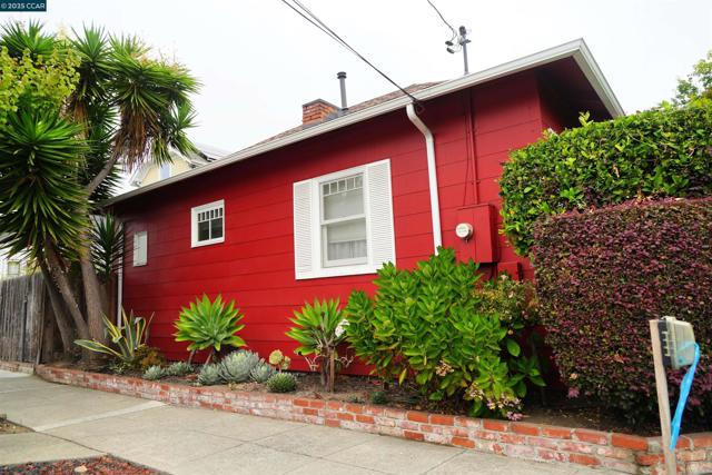 901 San Antonio Ave, Alameda CA: https://media.crmls.org/mediaz/5c919f61-b912-4d7a-988a-82cf7a662d20.jpg